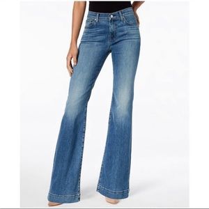 7 For All Mankind Ginger Flares! 25 Soft Denim but so Flattering on the body!!